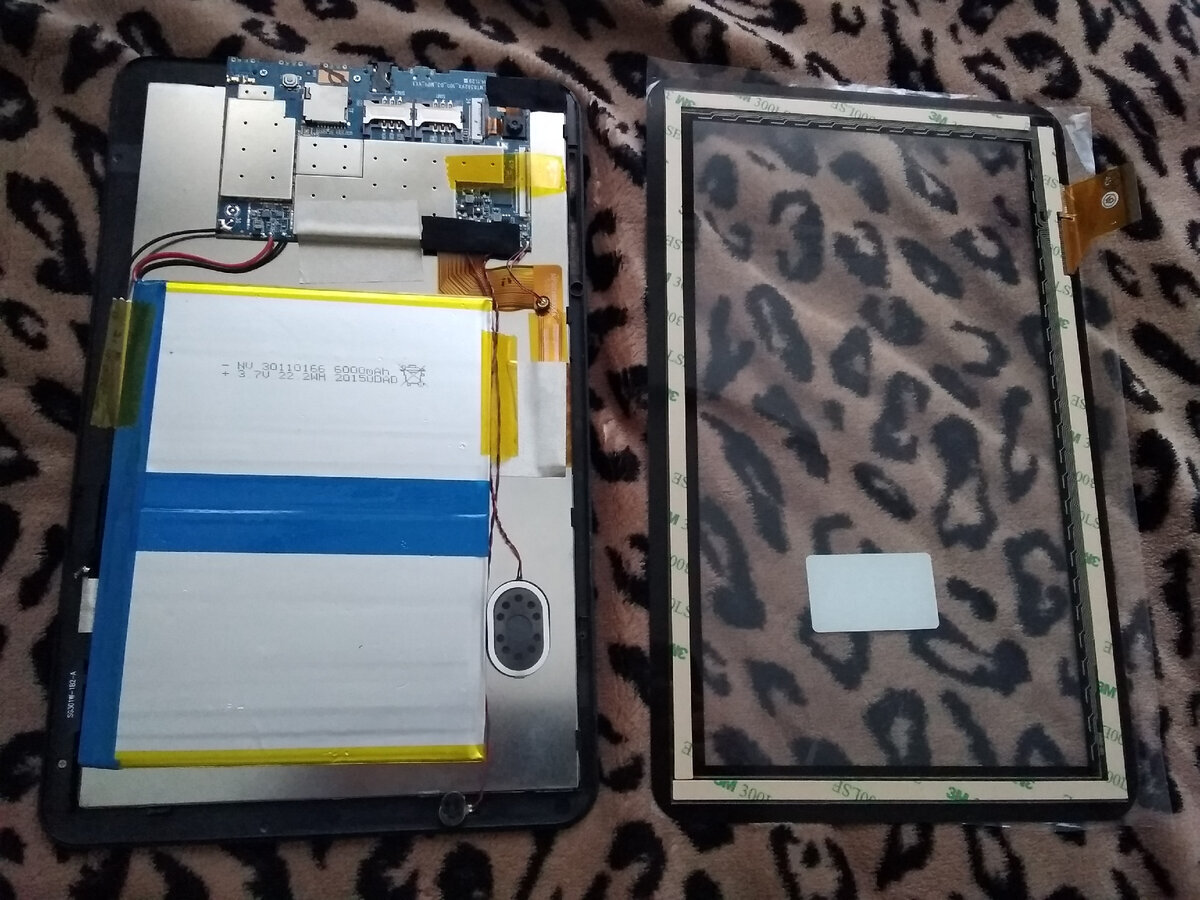 На новом стекле по краям бумажная полоска: ее необходимо снять перед установкой на нижний корпус планшета.