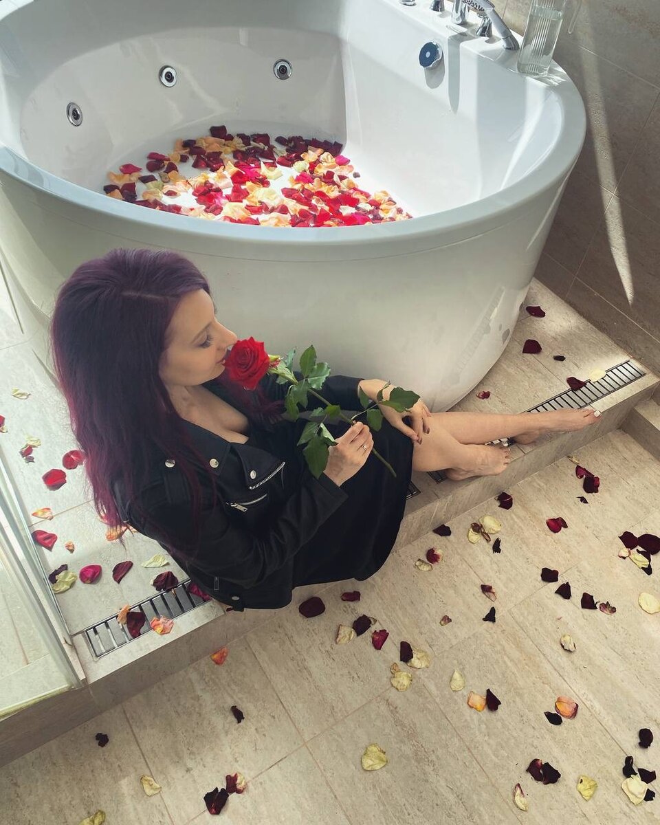 Девушка с розой