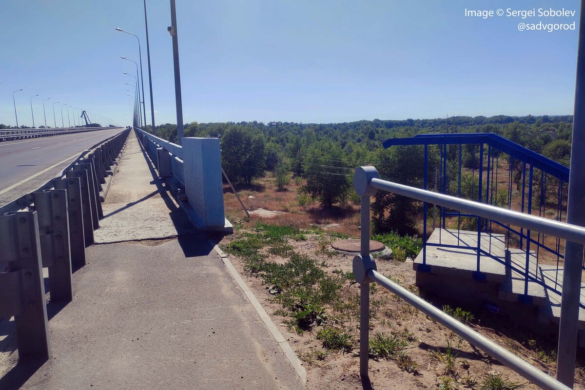 Сходы сделаны в очень небольшом количестве и примерно так! Ну не получилось у строителей довести тротуар до лестницы!