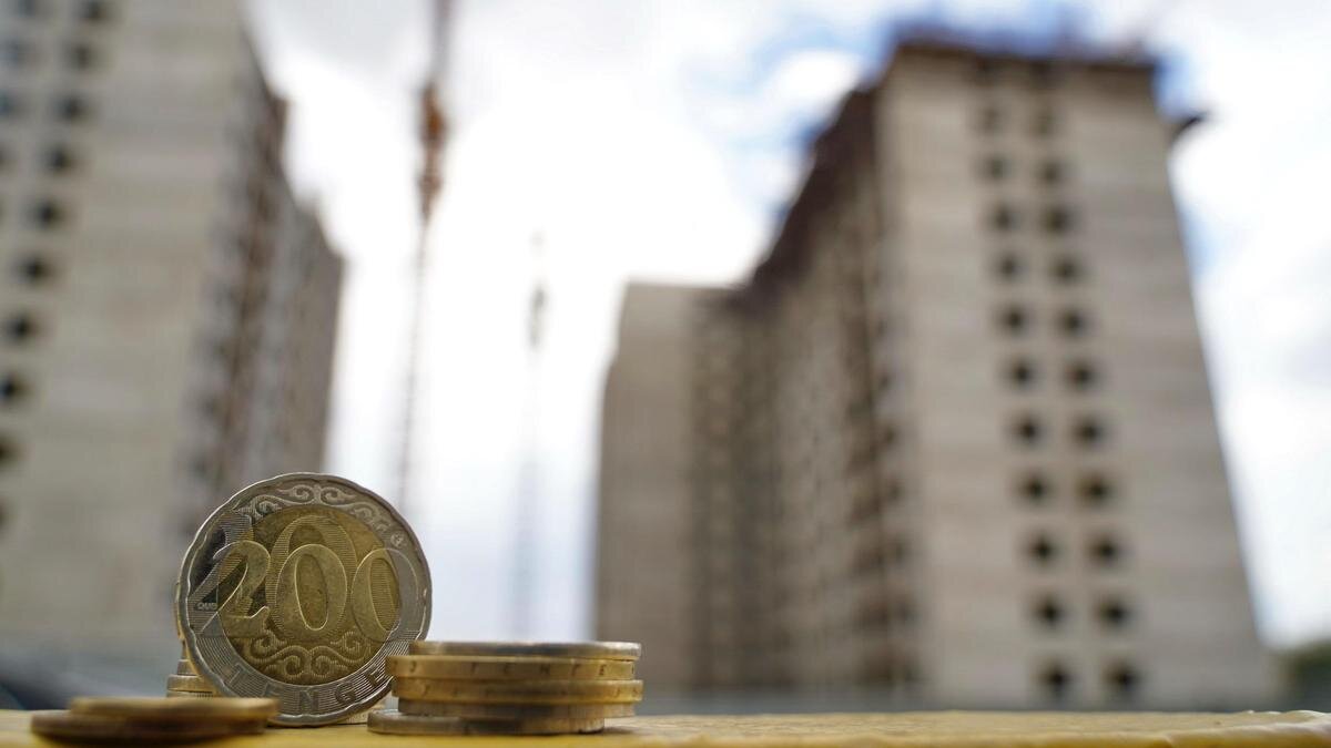    Монеты на фоне домов.:NUR.KZ/Владимир Третьяков