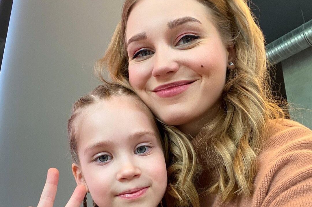     «Волнение дикое, я ревела»: Кристина Асмус показала дочь, которая впервые вышла на сцену