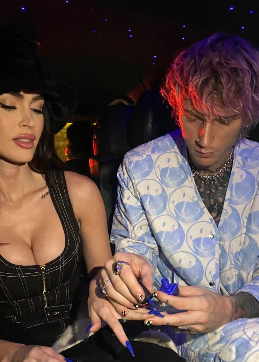    Колсон накрасил ногти актрисеСоцсети Меган Фокс