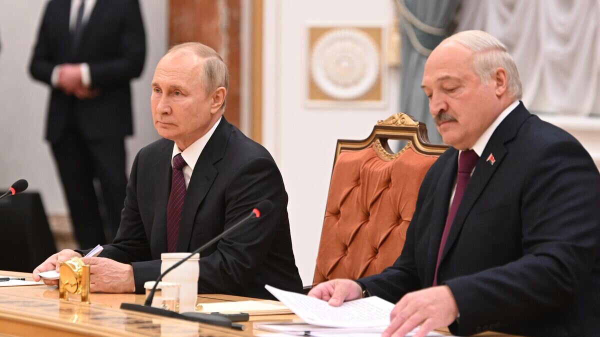    Президент РФ Владимир Путин и президент Белоруссии Александр Лукашенко во время встречи в Минске в расширенном составе© РИА Новости / Павел Бедняков