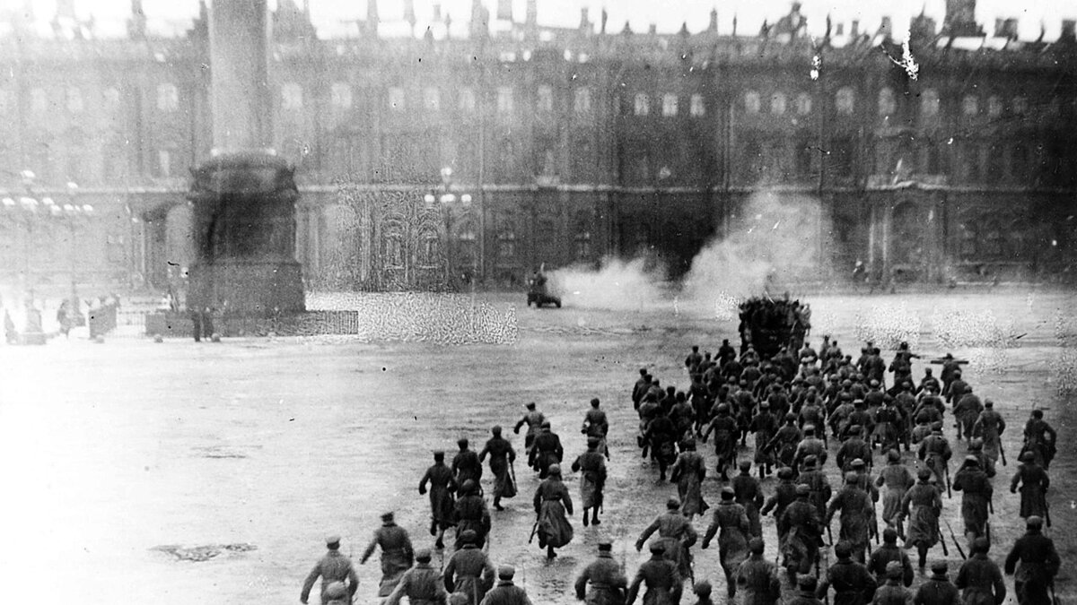 Петроград - 1917 год. Штурм Зимнего дворца. Кадр из фильма «Октябрь». Общественное достояние