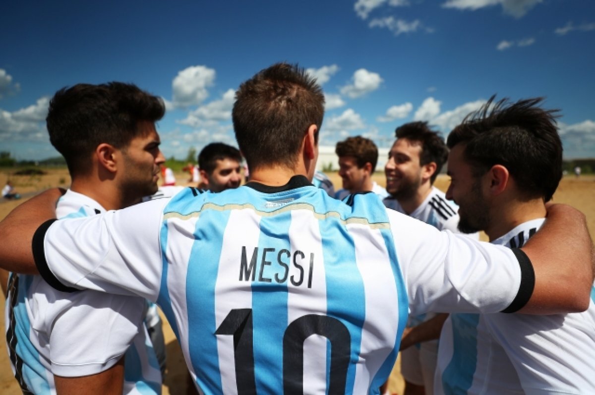    Тысячи жителей Буэнос-Айреса вышли на улицы встречать кубок ЧМ по футболу