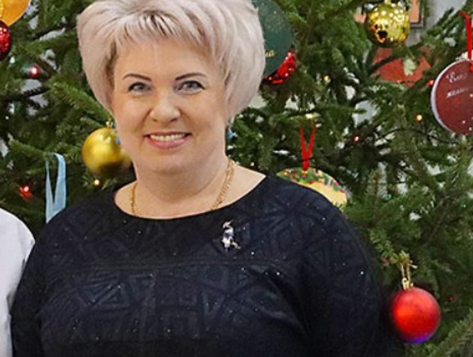    «Танцующая» Миронова и расфуфыренная Андреева из мэрии Макарова устроили гламурную фотосессию на фоне скорбной елки желаний Евгений Антюхов