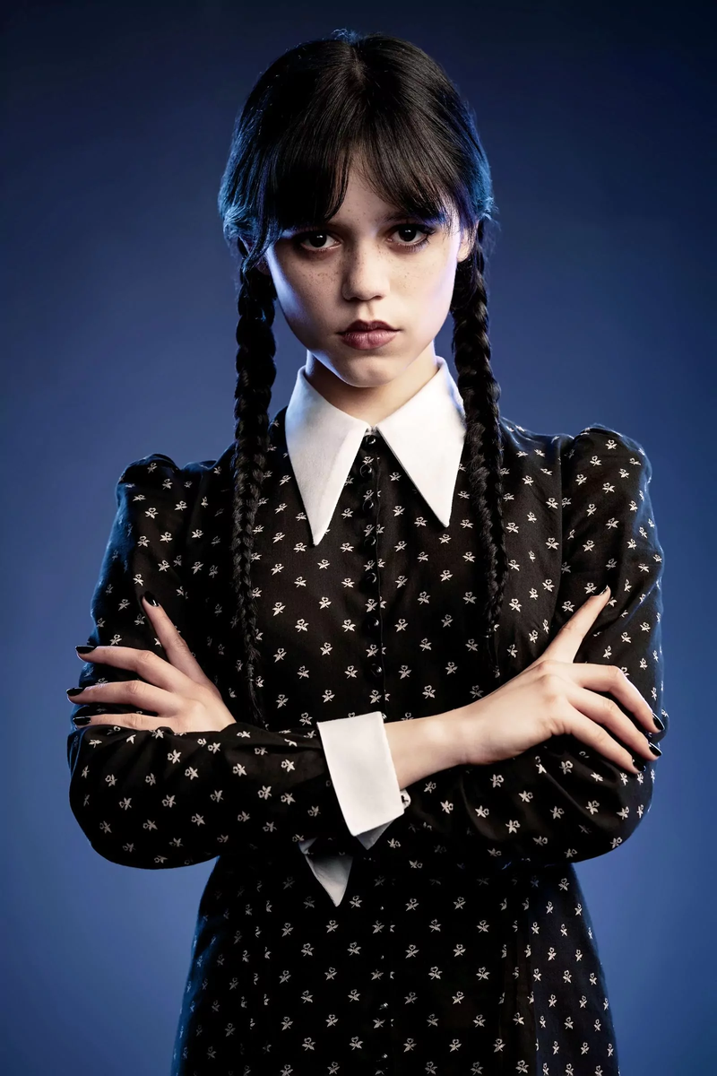 Взято с сайта https://glossymag.ru/ 
Дженна Ортега в роли Уэнсдей Аддамс в сериале «Wednesday»