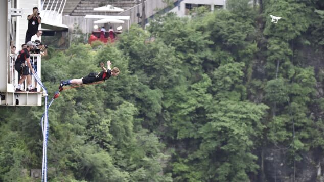 Посетители Стеклянного моста Гранд-Каньон Чжанцзяцзе могут совершить прыжок с высоты 260 метров.