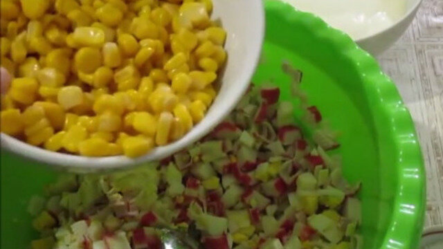 Крабовый салат без риса (с кукурузой и огурцом): классический рецепт с фото пошагово