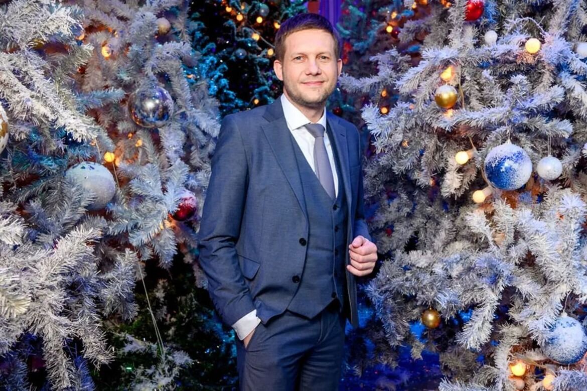 Педро паскаль удивленный. Сергей светлаков. Андрей малахов в парике. Андрей малахов 2022. Педро паскаль прическа.