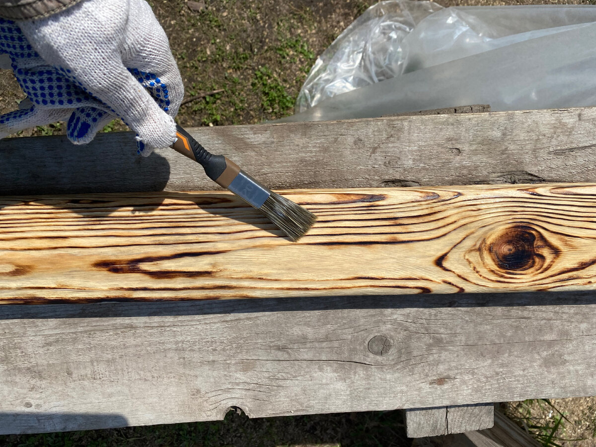 Покрываем маслом наличник