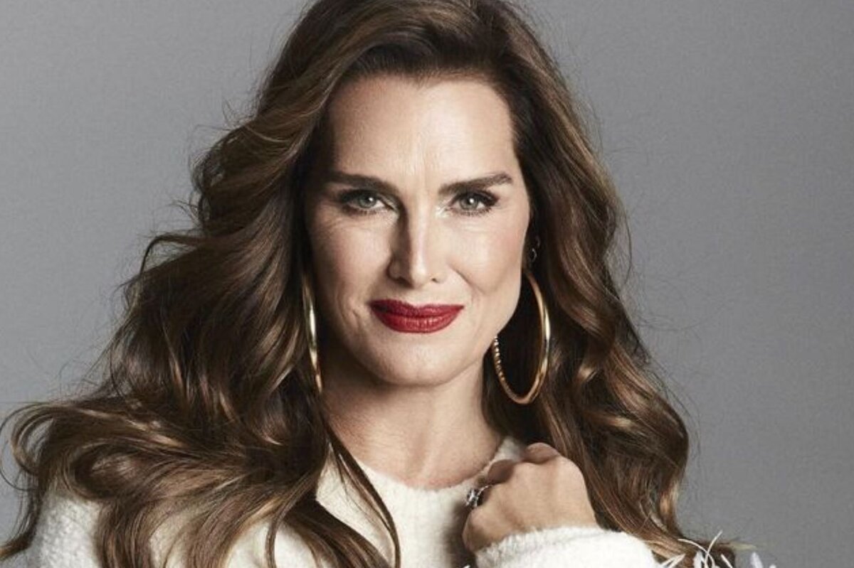     «Вечная девушка!»: звезда фильма «Голубая лагуна» Брук Шилдс в тренче на голое тело восхитила фанатов