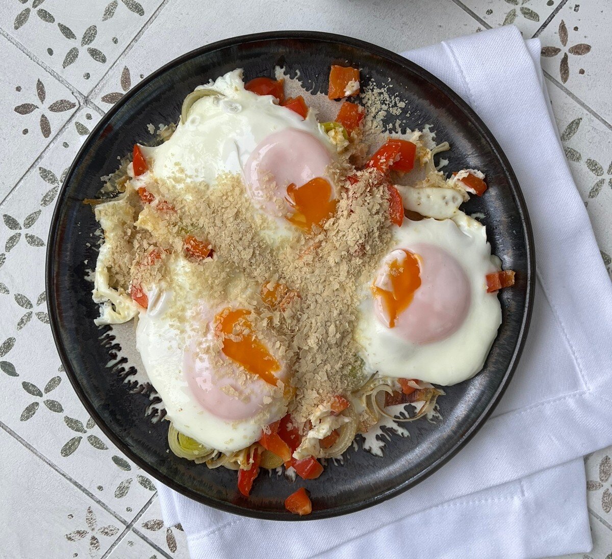 Глазунья с овощами и пищевыми дрожжами: пожалуй, лучший способ начать день правильно. Идея Даши Третьяковой. https://t.me/wellness_hedonism