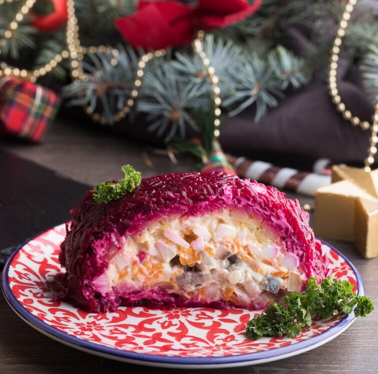 Селёдка под шубой интересная подача рулетом. Кухня наизнанку сельдь под шубой. Сельдь "сельдь под шубой". Салат под шубой в виде цветочков. Селедка подшуба.