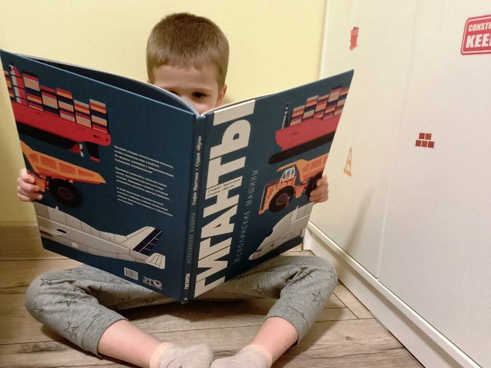 Степе почти 5 лет, он носит одежду на рост 116-122. На фото видно соотношение размеров.