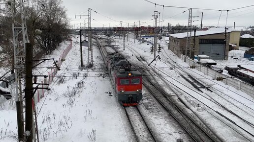 Встреча пассажирского поезда под электровозом ЭП1-051 с грузовым поездом под электровозом 2ЭС5К-495 на станции Котельнич-I