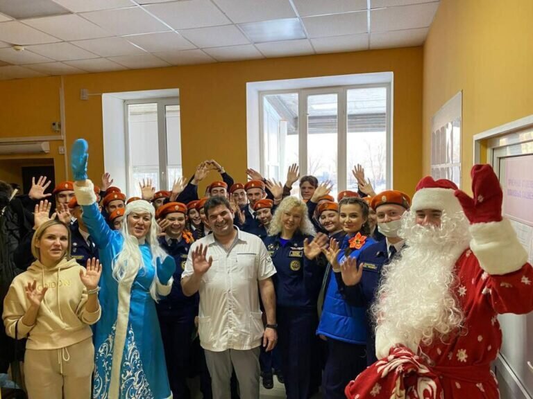   Анжелика Линькова превратилась в Снегурочку и со спасателями поздравила детей в больнице Андрей Севостьянов