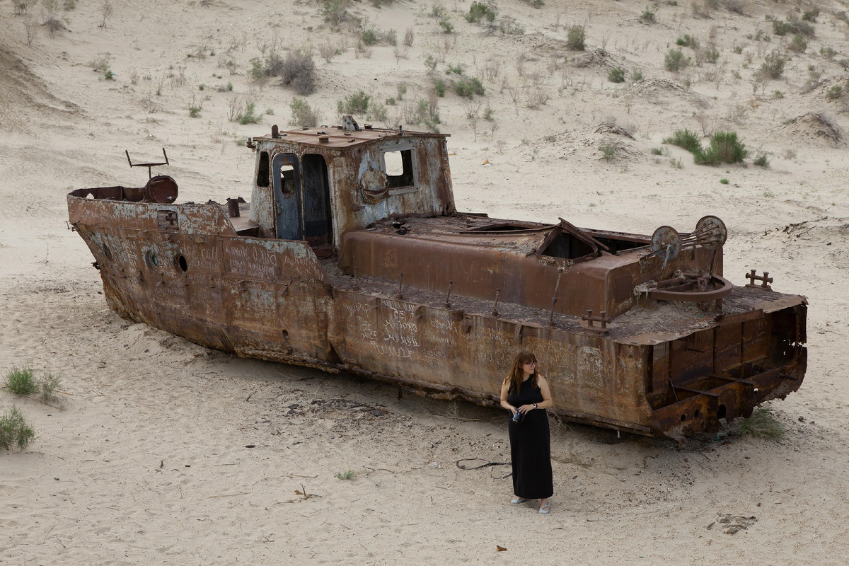 Saving the aral sea. Кладбище кораблей аральское море. Аральское море узбекистан. Корабль гидролог в аральском море. Аральское море 2023 год.