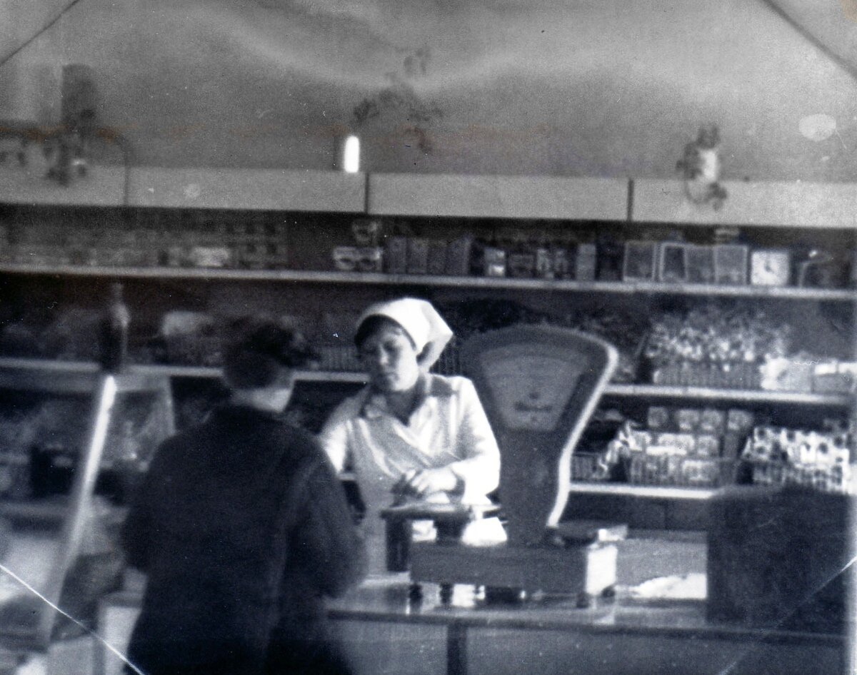 Фото из архива автора. Мама на рабочем месте..