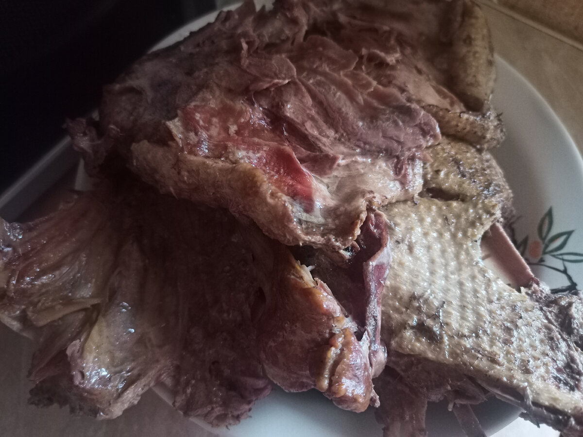 Утку отварила до готовности и достала из бульона, что приготовить из утки 