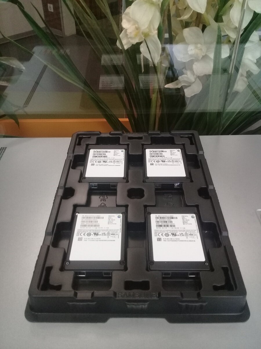 Samsung SSD 15.36 ТБ — MZILT15THALA-00007