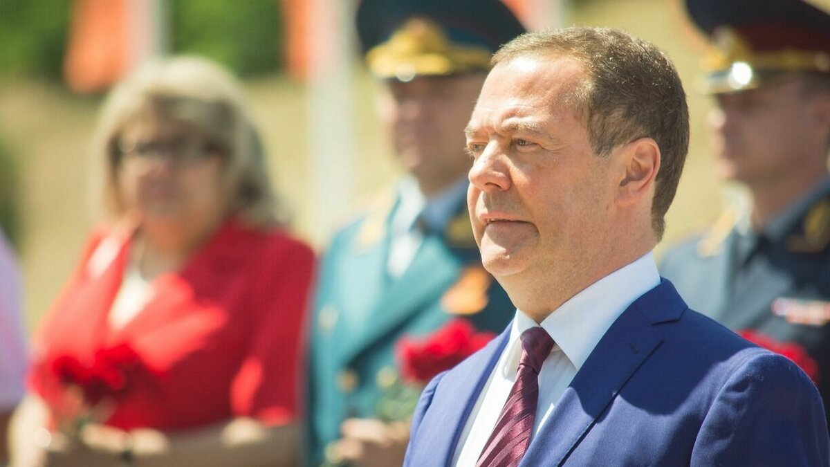     Президент России Владимир Путин назначил Дмитрия Медведева на новую должность. Указ об этом опубликован на портале правовой информации.