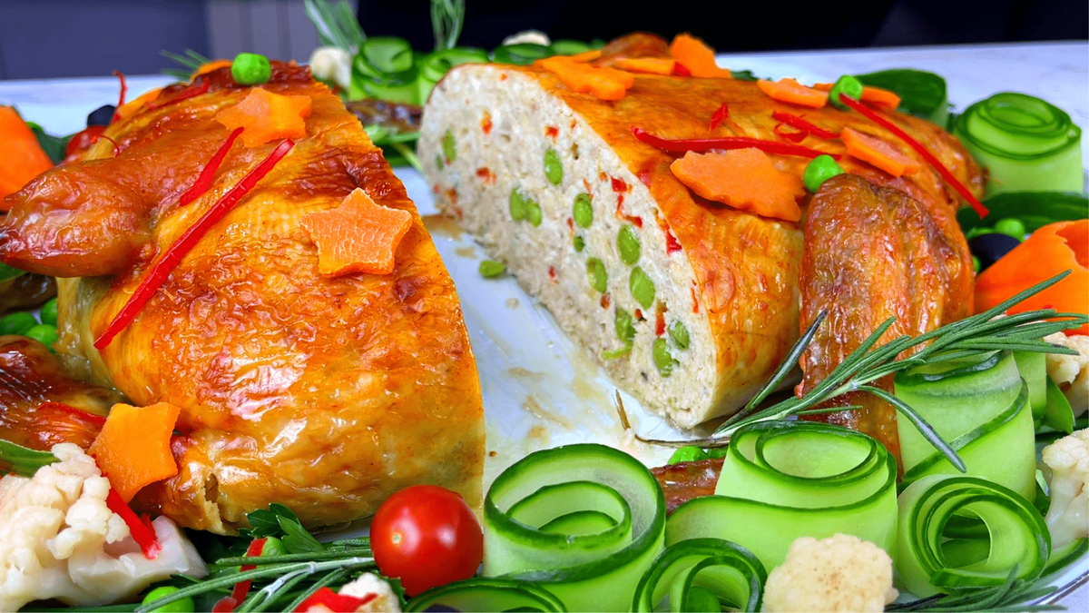 Фаршированная курица. Курочка фаршированная блинами. Курица галантин. Курица фаршированная сухарями. Фаршированная курица рецепты с фото.