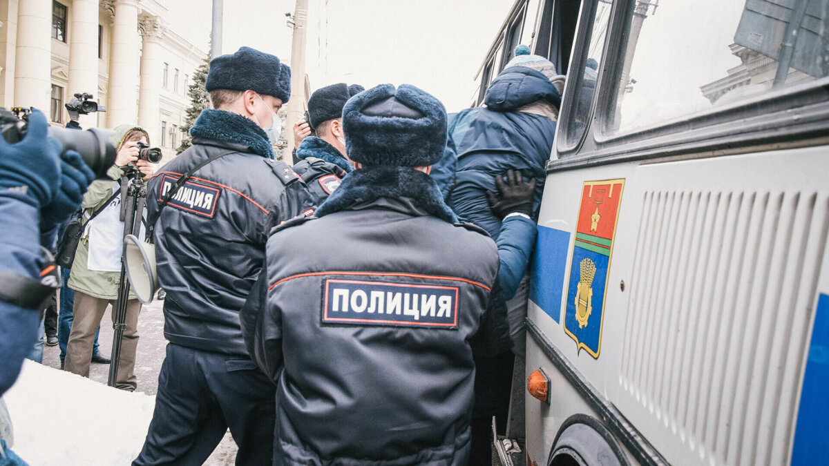     Уходящий год показал, что силовики могут прийти за каждым, кто высказал или опубликовал «неправильную» информацию. По мнению правозащитницы Евы Меркачевой, мы все живем сегодня в новой реальности.