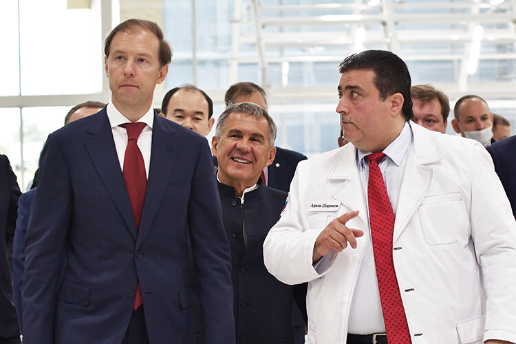   «Мантуров (слева) обещал, что не будет поднимать входной порог баллов по локализации для участия в госпрограммах» Фото: «БИЗНЕС Online»