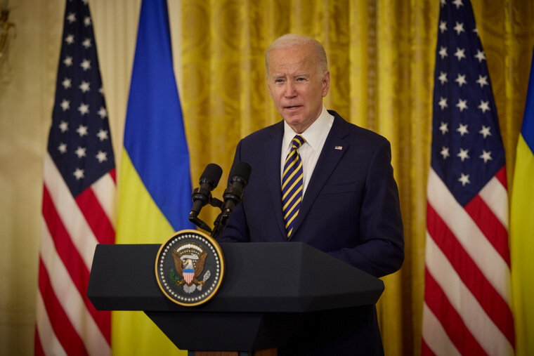    Джо Байден вручил президенту Украины награду во время его визита в США
