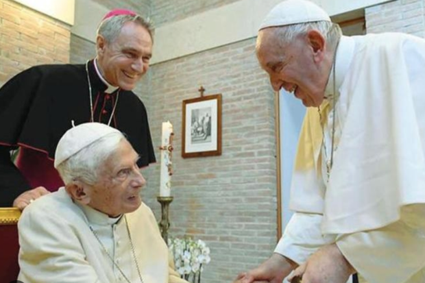 Папа в отставке Бенедикт XVI и Папа Римский Франциск