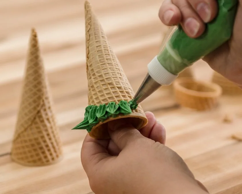    Ёлку можно сделать из вафельного рожка. Фото:  АиФ/ Анна Садовникова