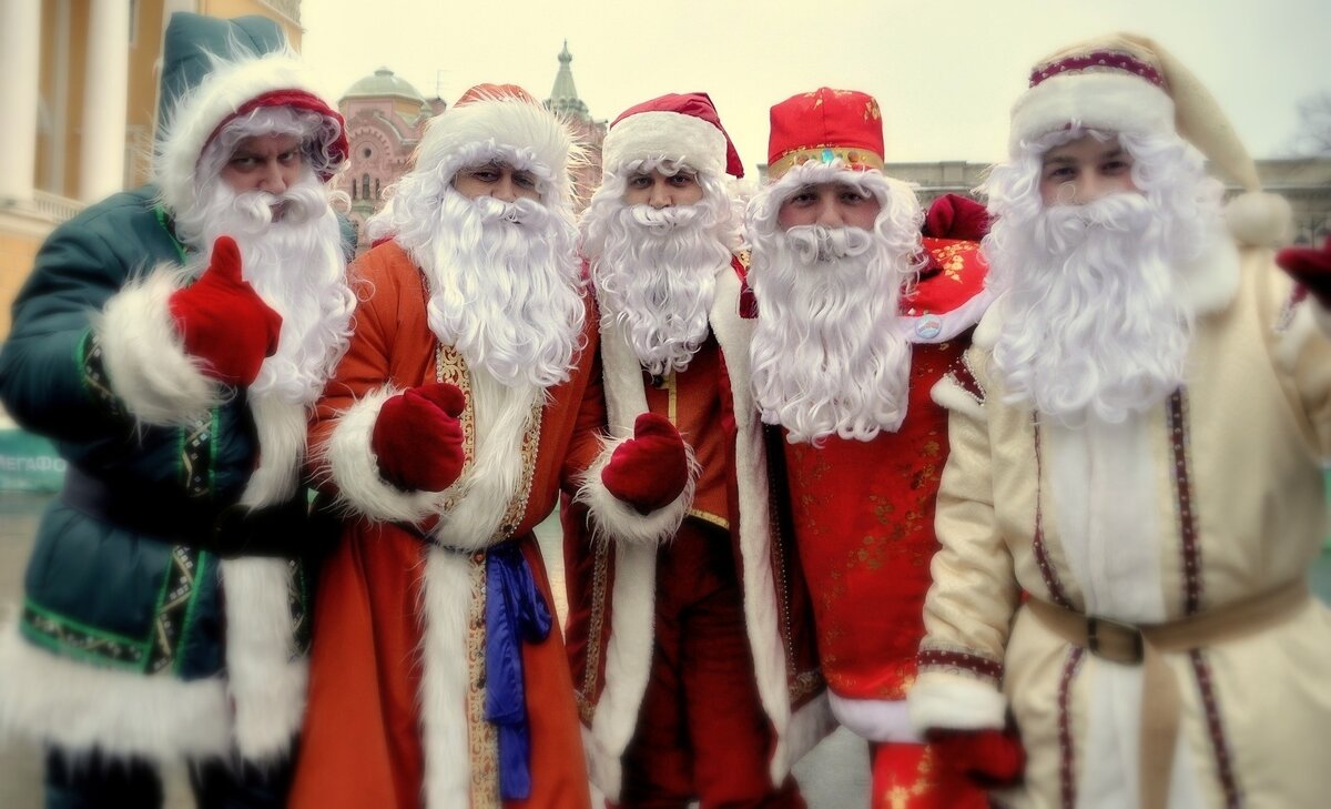 Все знают, что главный символ Нового года Дед Мороз живёт в Великом Устюге. Но в России не один Дед Мороз, во многих регионах есть свои праздничные новогодние Деды со своими резиденциями.