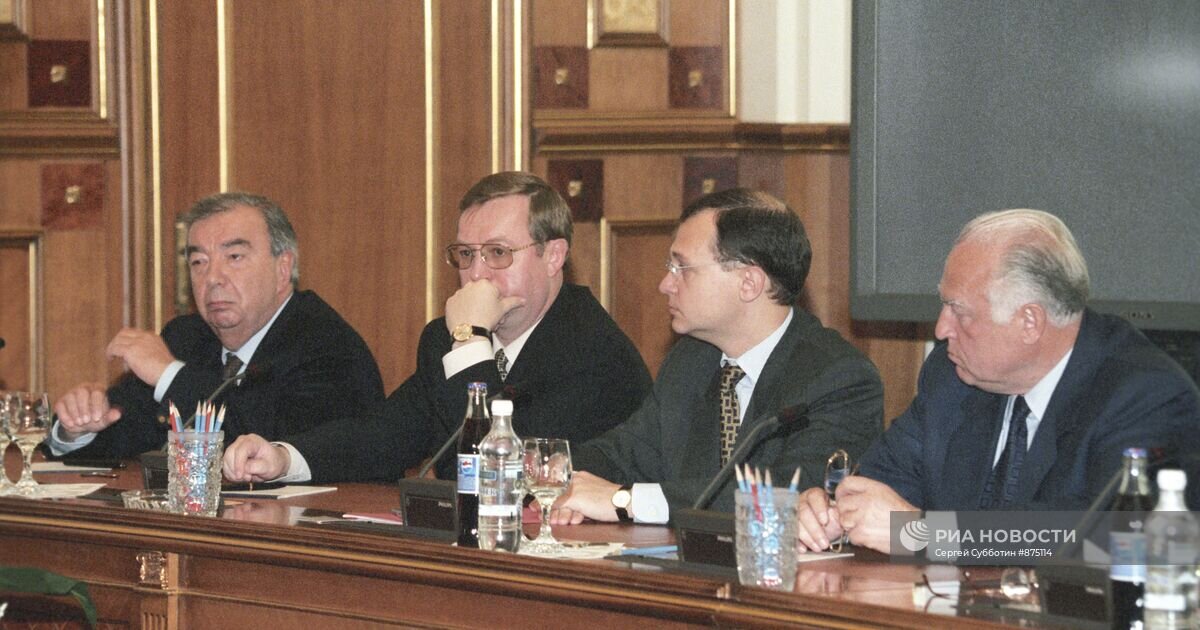 Ельцин степашин путин. Кириенко премьер-министр 1998. Кириенко и ельцин. Кириенко степашин примаков связывает. Степашин сергей вадимович молодой.