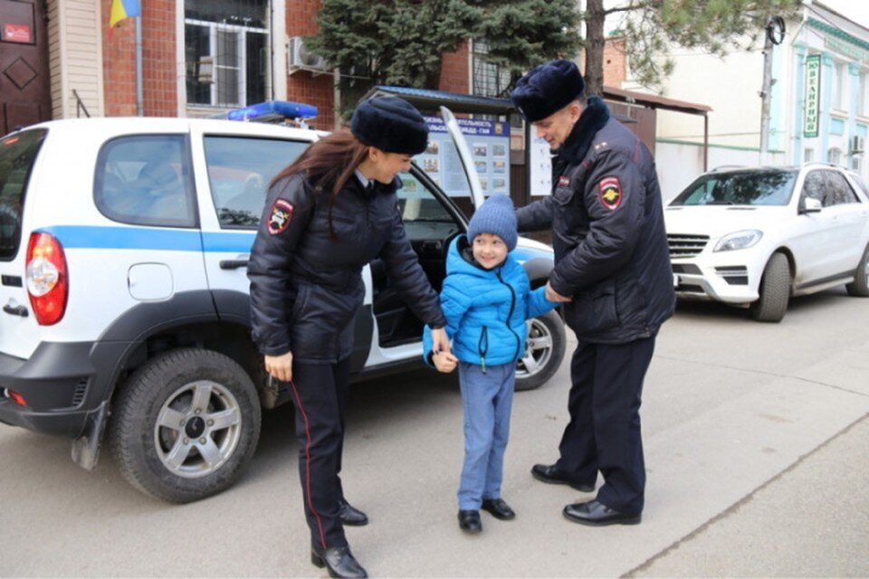     Тимоха загадал игрушечную "Ниву" на Новый год, а приехала настоящая - полицейская. Фото: ГУ МВД по Ростовской области