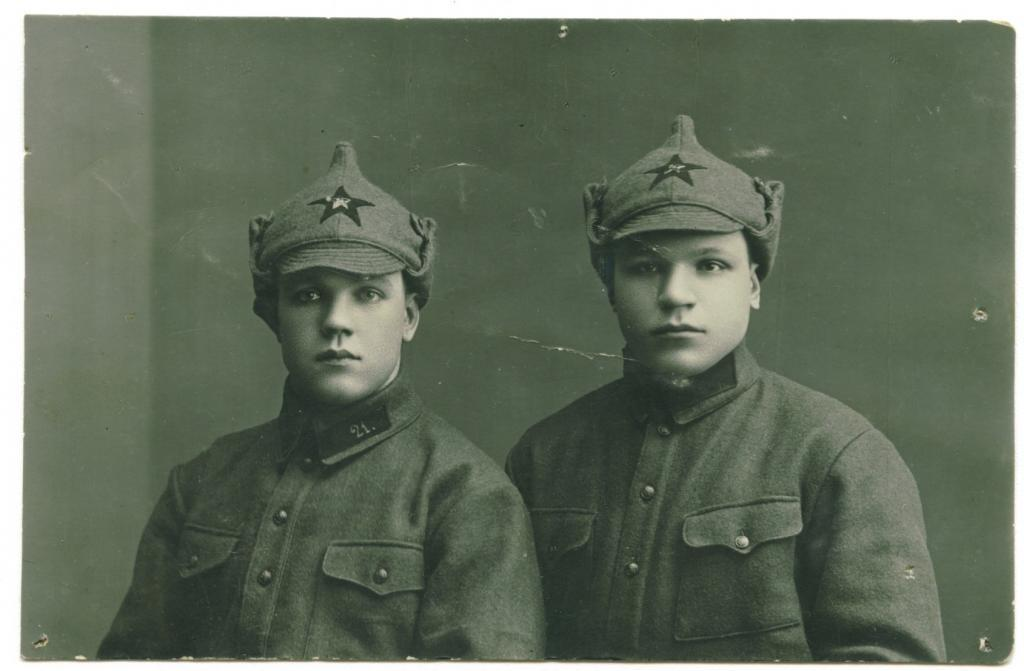 Красноармейцы в легендарных «Буденовках». 1930 год.