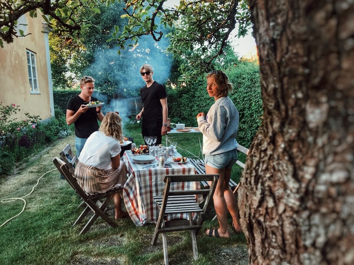 Dinner with friends. В гостях у природы. Друг приехал в гости. Дружеские посиделки. Шашлыки в парках.