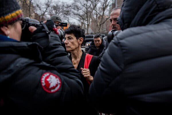 Сэм Бэнкман-Фрид, опальный бывший криптовалютный руководитель, был освобожден из-под федеральной опеки в суде Манхэттена в четверг на условиях строгого залога, включая залог в 250 миллионов долларов, обеспеченный интересами его родителей в их калифорнийском доме, и требование, чтобы он оставался с ними под домашним арестом.Это был последний поворот в быстро разворачивающейся саге, которая за несколько недель превратила одного из самых узнаваемых бумажных миллиардеров крипто-мира в самого известного злодея, проводя сравнения с Берни Мэдоффом, печально известным мошенником, чья операция по управлению капиталом оказалась крупнейшей финансовой пирамидой в истории.Бэнкман-Фрид, предстал перед федеральным судом всего через несколько часов после его экстрадиции с Багамских островов, где он был арестован в элитном жилом комплексе.
