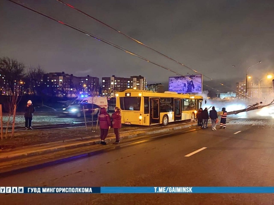     В Минске из-за ДТП с участием автобуса временно ограничивали движение. Фото: УГАИ ГУВД Мингорисполкома.