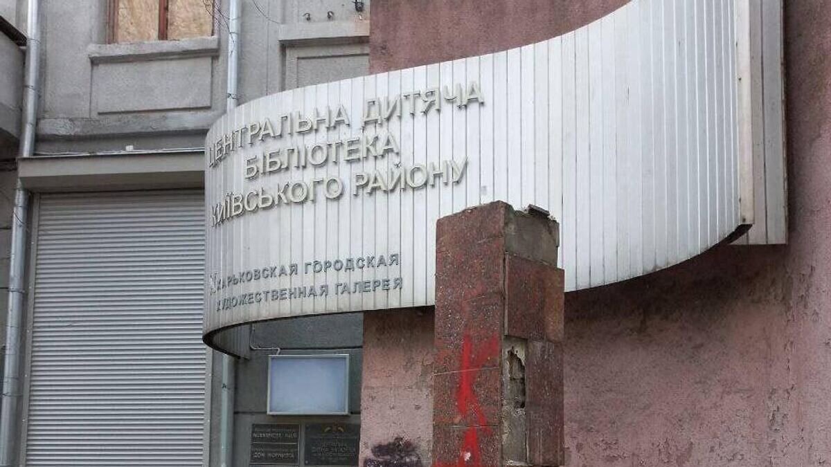    В Харькове демонтировали памятник советскому писателю Николаю Островскому© фото очевидца
