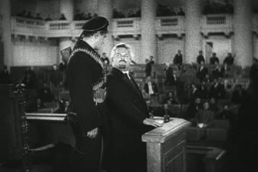 Матрос Железняк и В.М. Чернов. Кадр из фильма «Выборгская сторона».