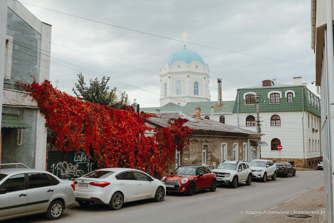 Симферополь — столица и крупнейший город Республики Крым. Город расположен в центральной части полуострова и известен своей богатой историей и культурным наследием.