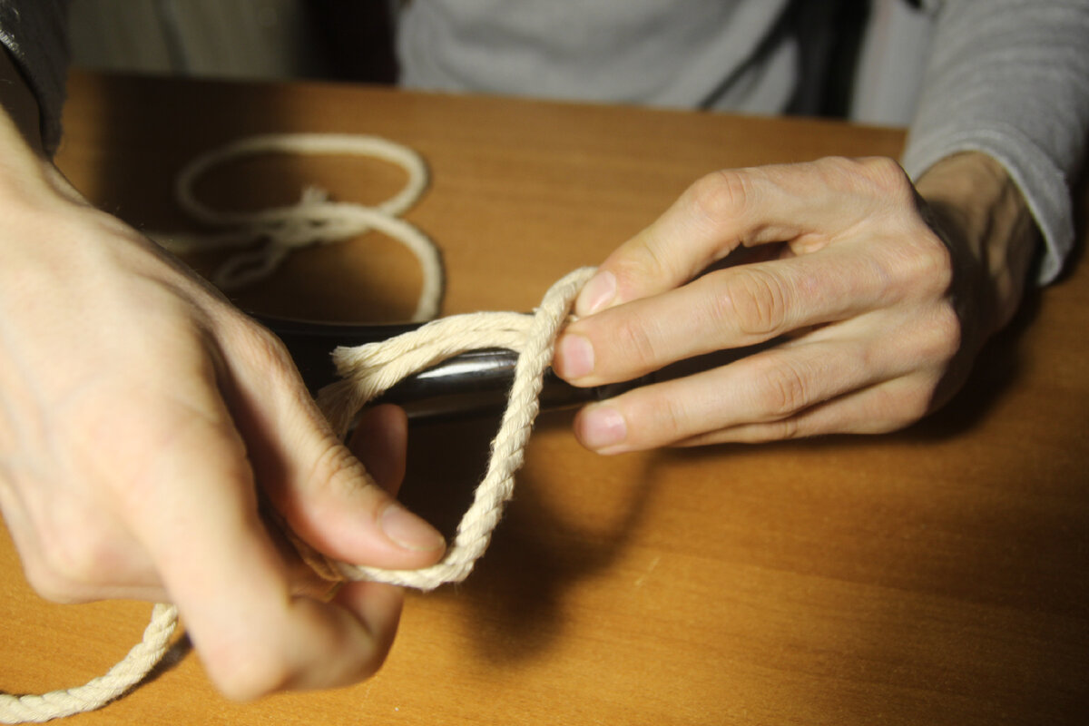 Кладем веревку на горлышко и начинаем обматывать чтобы зафиксировать начало веревки.