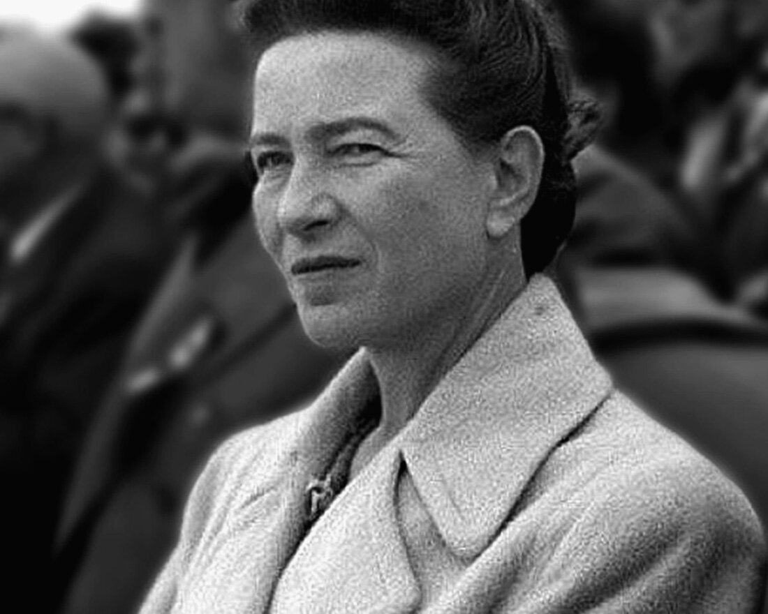 1 Simone de Beauvoir en Beijing el 1 de octubre de 1955 en la plaza Tiananmen.