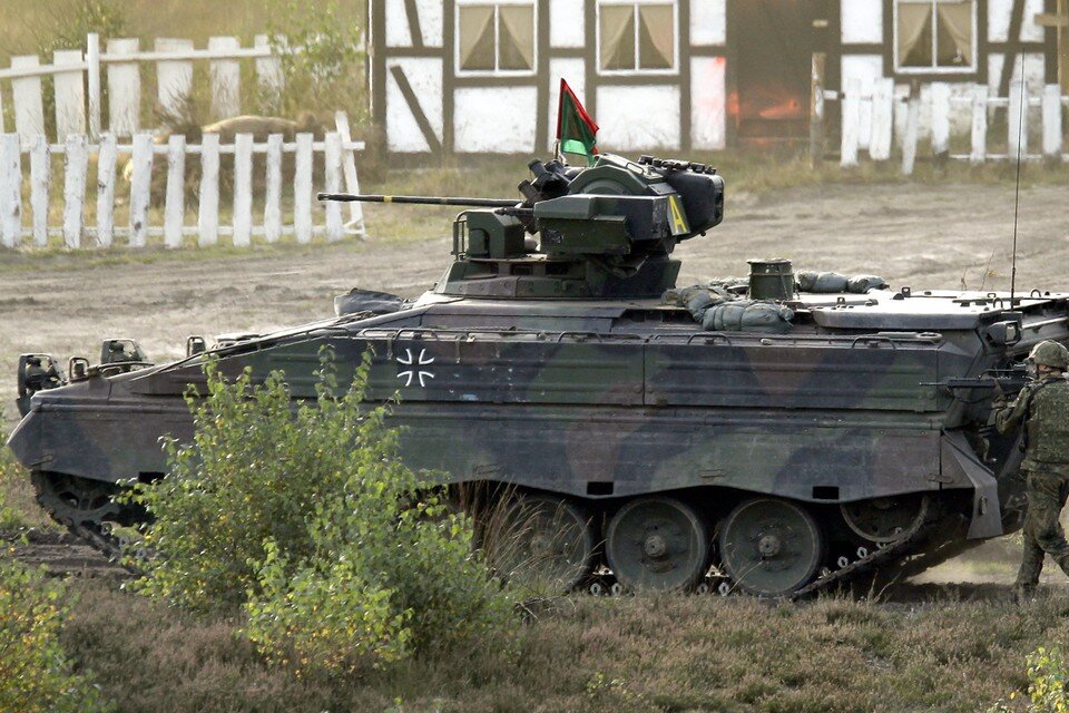     В Берлине пытаются отыскать 40 БМП Marder, которые канцлер Олаф Шольц опрометчиво пообещал Киеву  EAST NEWS