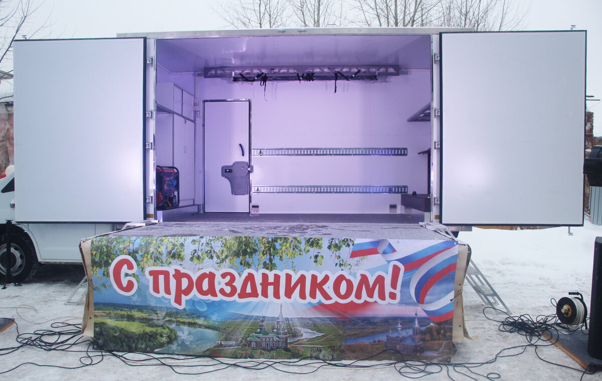 Автомобиль, прибыв в пункт назначения, трансформируется в сцену