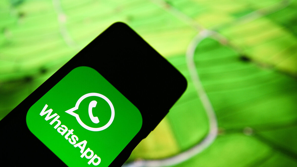    Приложение мессенджера WhatsApp на экране смартфона© РИА Новости . Рамиль Ситдиков