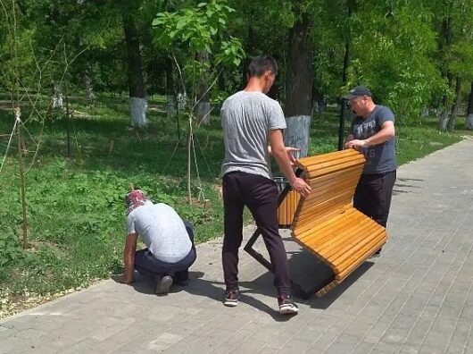    демонтаж новой лавочки в парке 8 марта // фото: donnews.ru