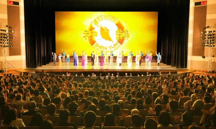 Шоу Shen Yun Performing Arts World Company в HBG Hiroshima Bunka Gakuen Hall в Хиросиме, Япония, 2 января 2023 года. (Annie Gong/The Epoch Times)
