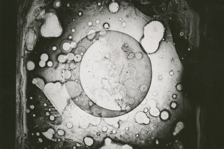 А это самая первая фотография Луны как таковой, сделанная французским изобретателем Луи Жаком Дагерром в 1839 году. Взято из открытых источников